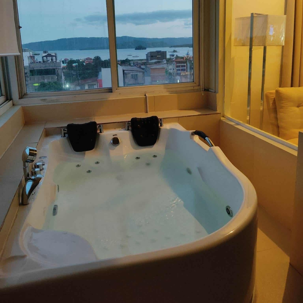 Bay Plaza Hotel lobby