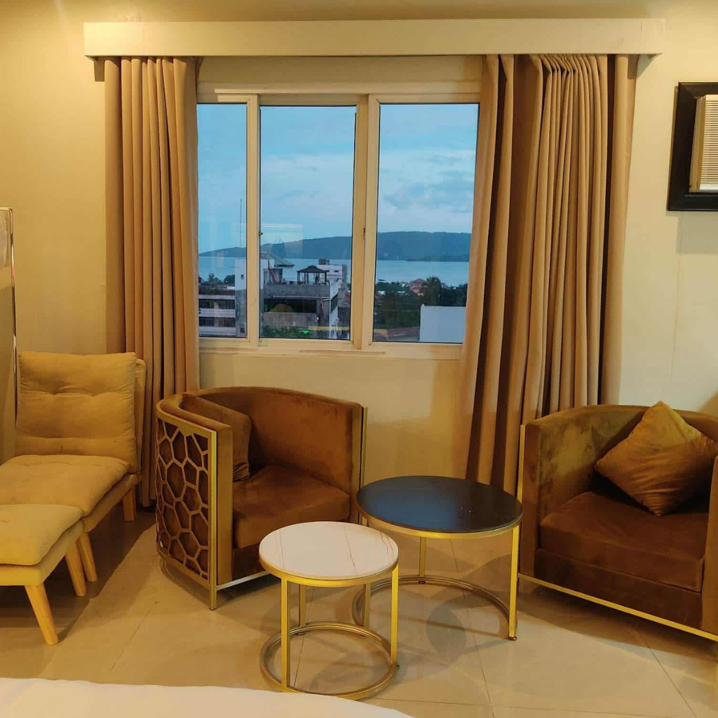 Bay Plaza Hotel exterior