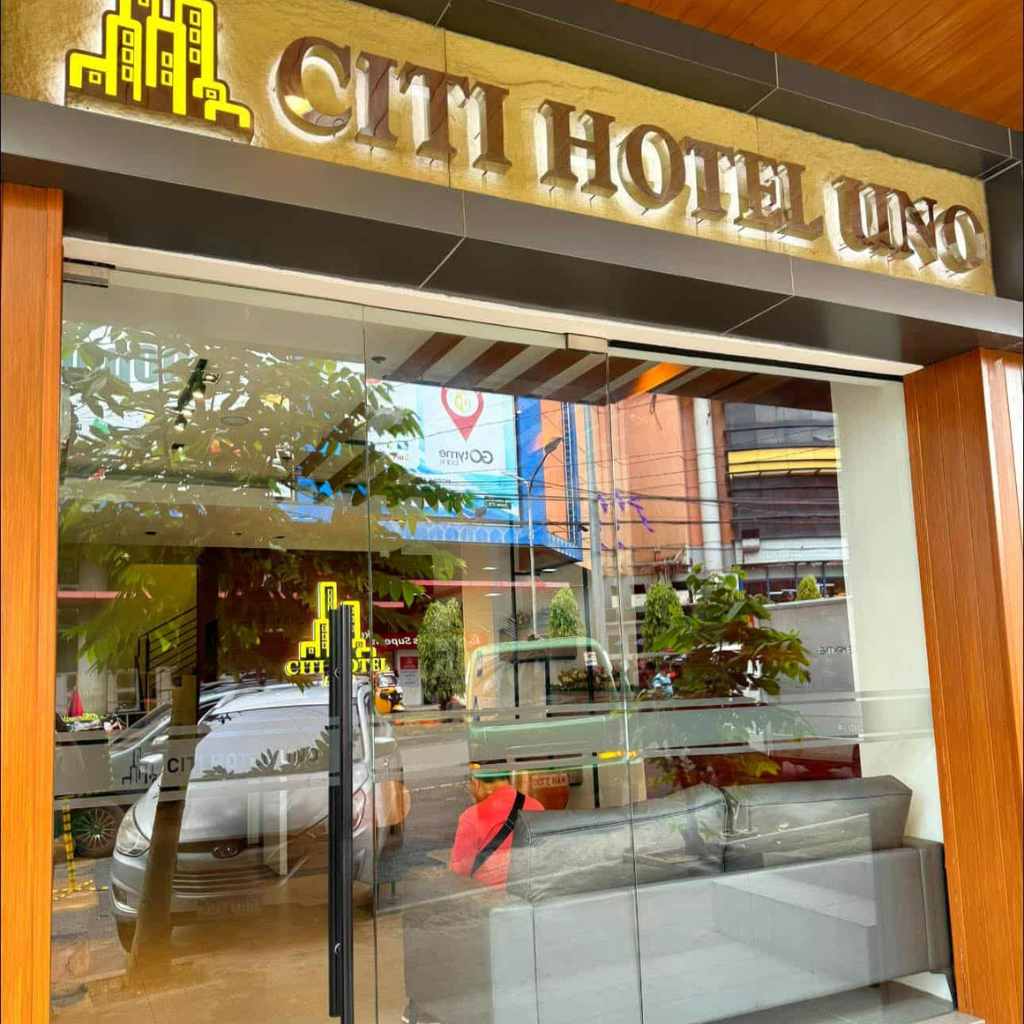 City Hotel Uno lobby